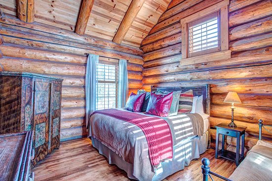 2-bedroom-cabin-bedroom